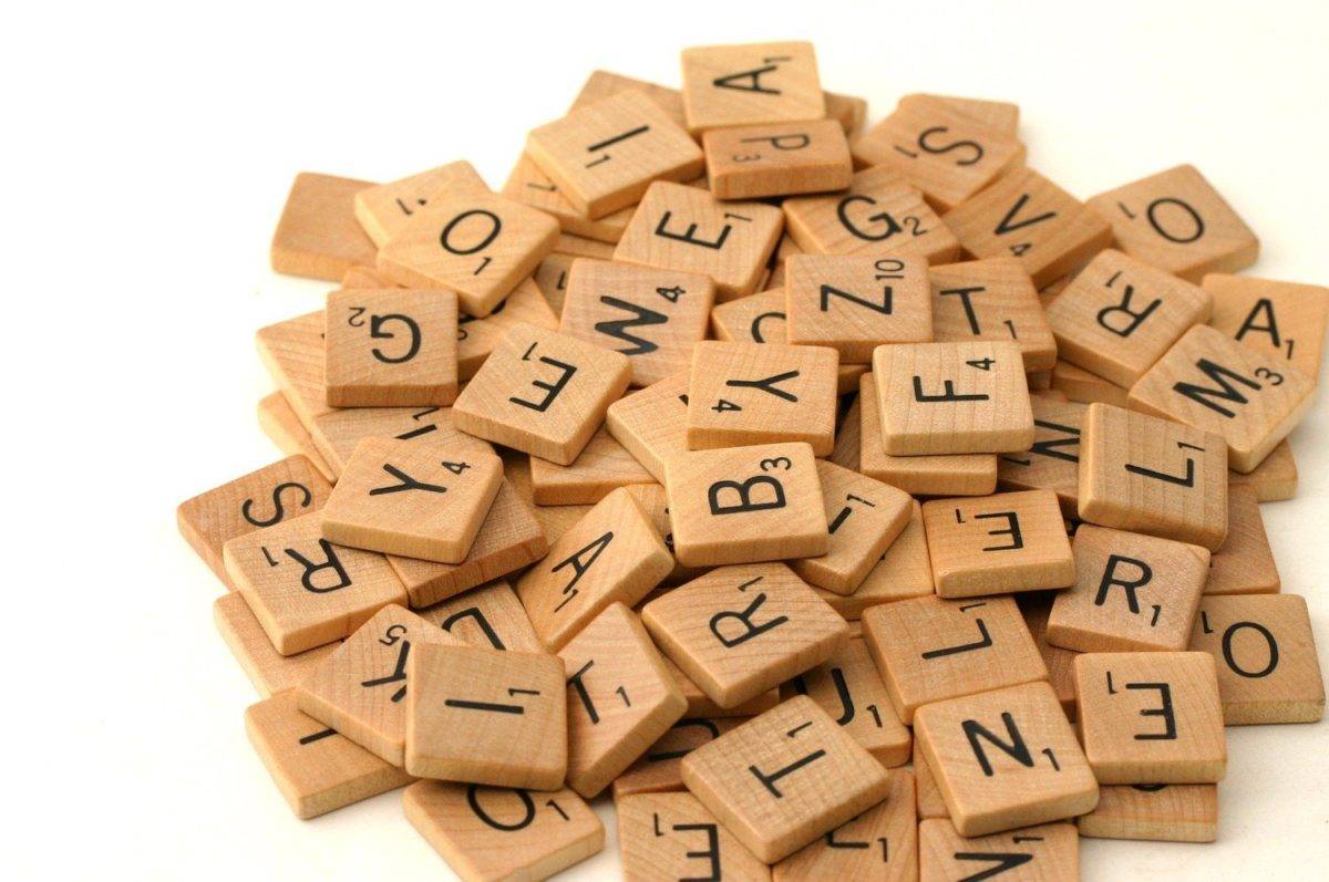 scrabble steentjes op een stapel