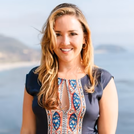 Headshot of Julia Raab