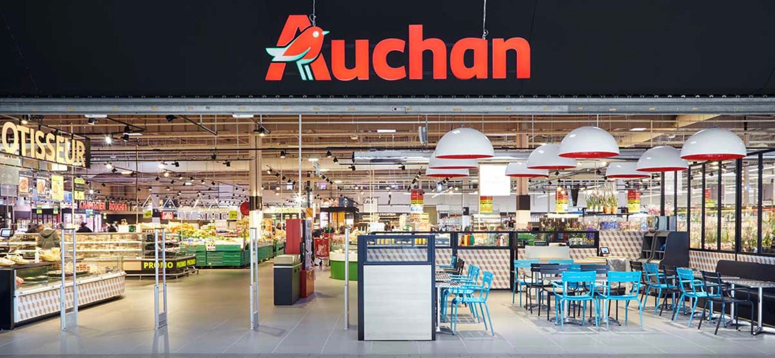 Entrada y área de cajas de un supermercado Auchan