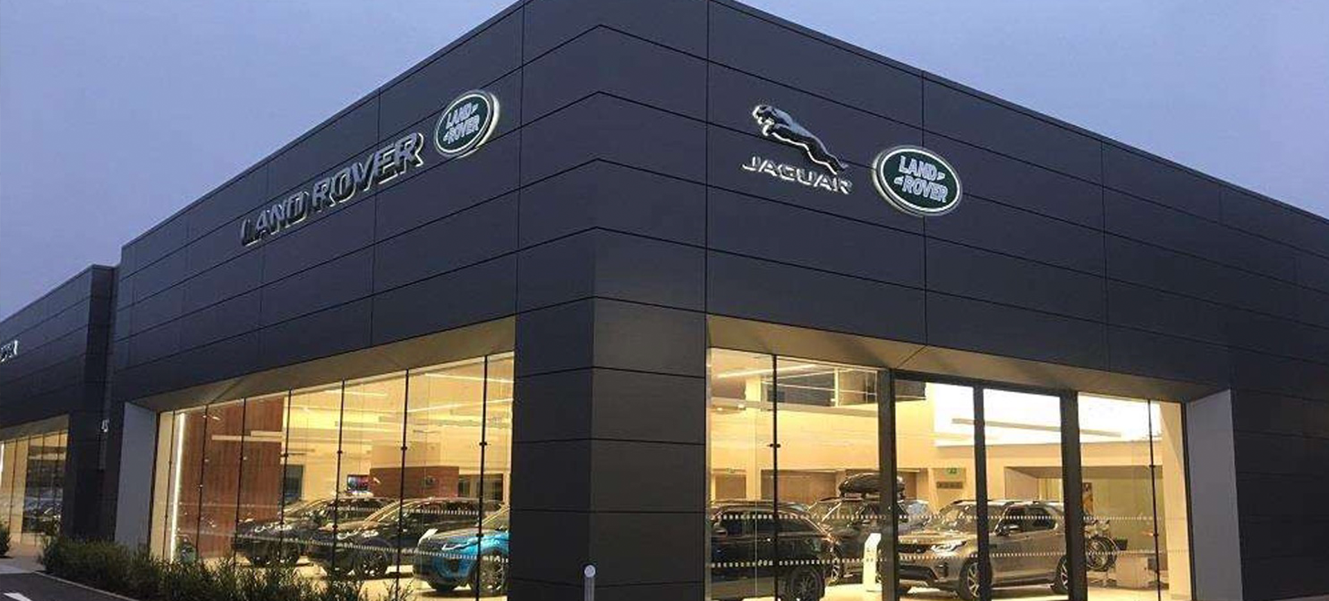 Exterior de una concesionaria Jaguar Land Rover