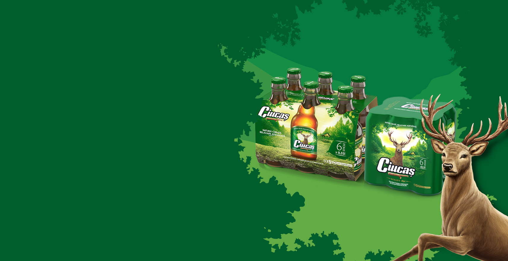 Botellas de cerveza Ciucaș y un venado sobre un fondo verde festivo