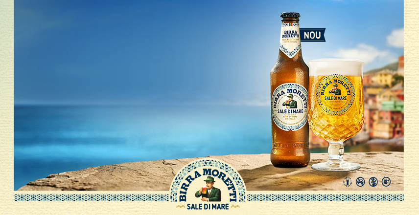Botella y vaso de Birra Moretti junto al mar