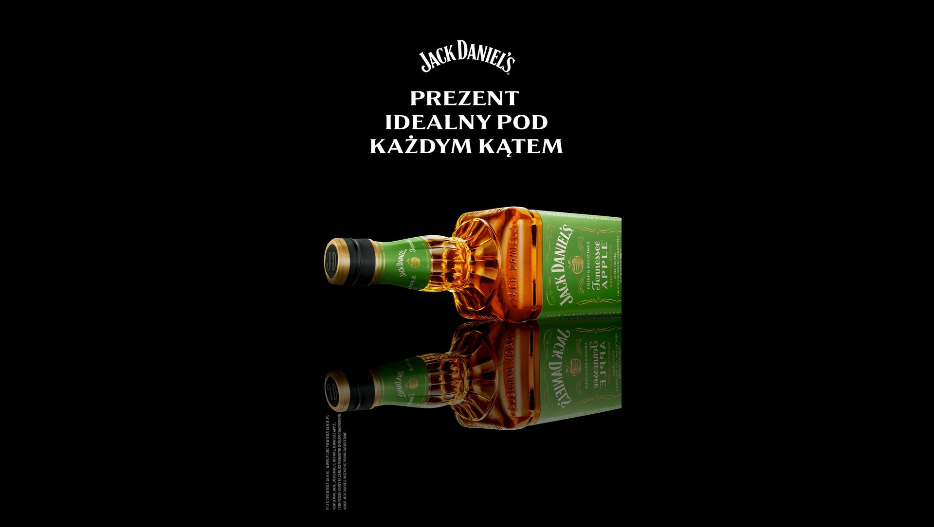 Botella y vaso de Jack Daniel's sobre fondo negro