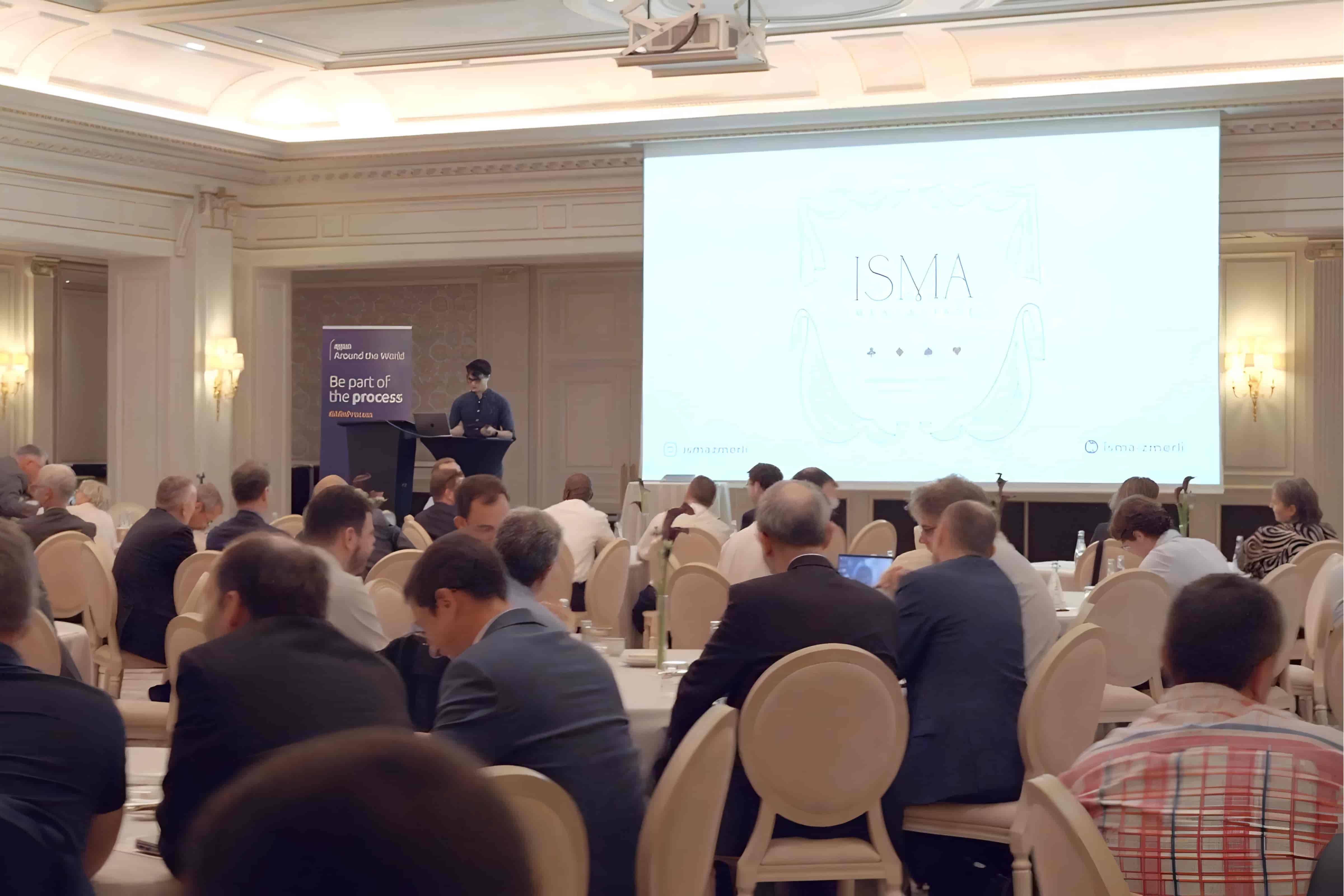 Isma réalisant un tour de mentalisme lors d'un événement à Paris, Île-de-France.