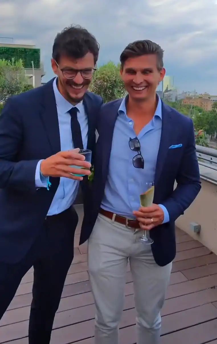 Animation de magicien mentaliste pour soirée d’entreprise à Paris – Isma Zmerli divertit les invités avec un numéro de close-up élégant.