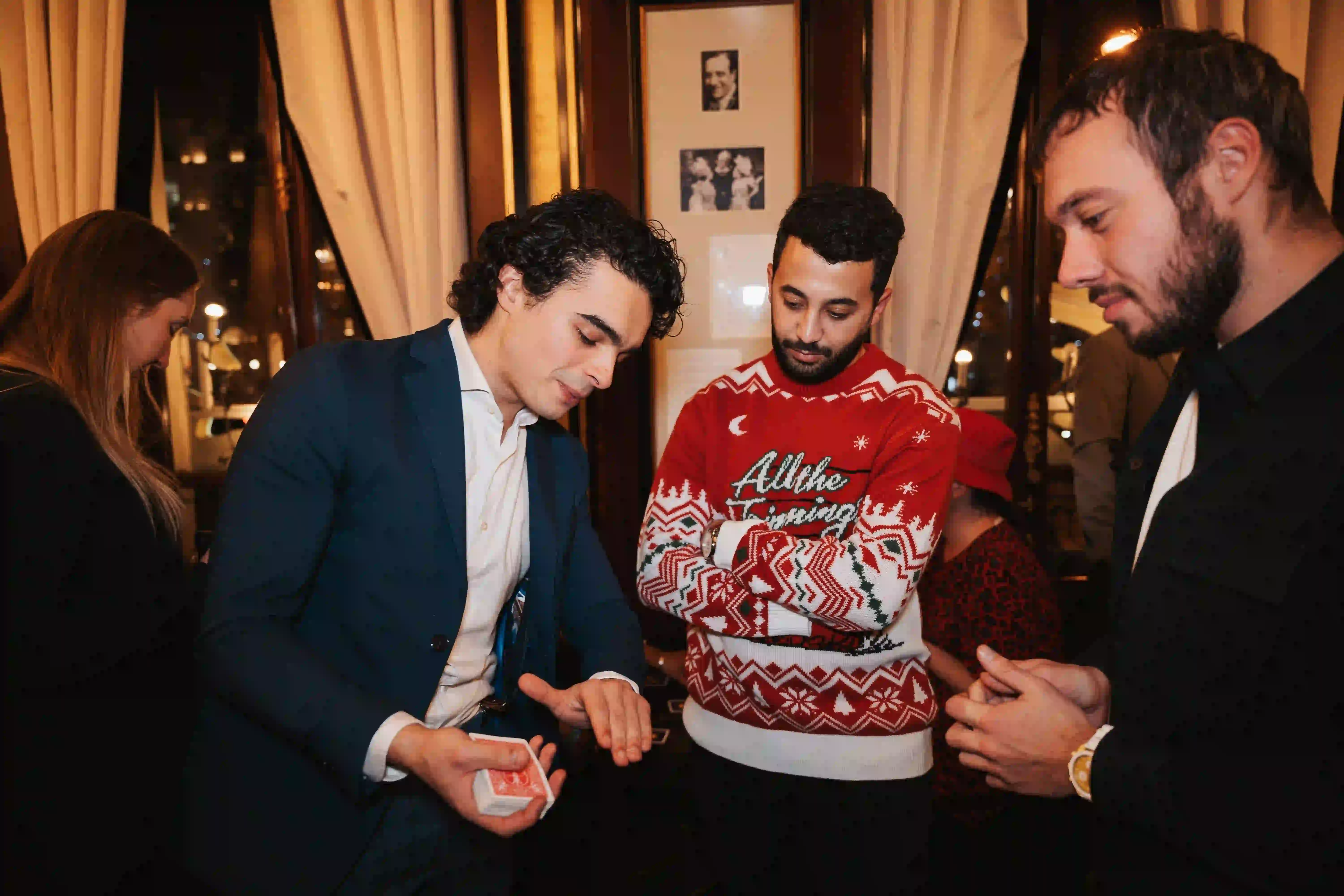 Magicien fiasant un tour de carte lors d'un event à Paris, Ile de France