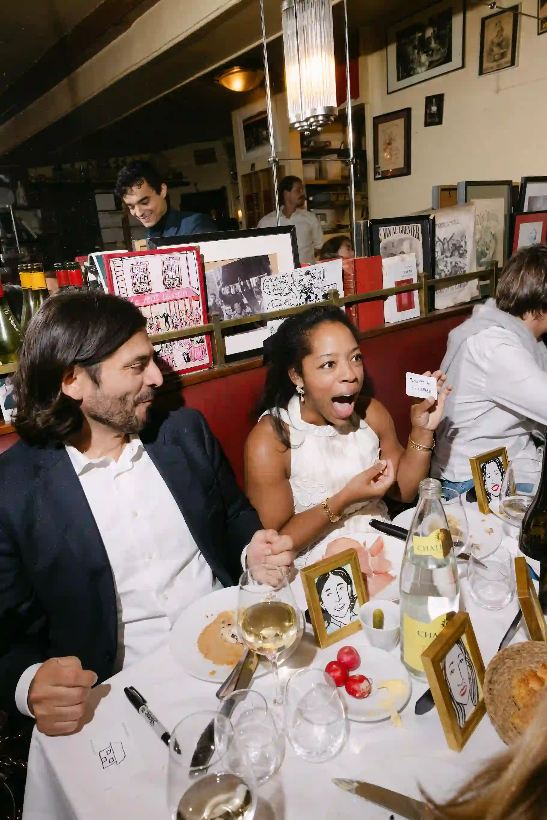 Isma, mentaliste à Paris, captivant l'audience lors d'un événement prestigieux en Île-de-France.