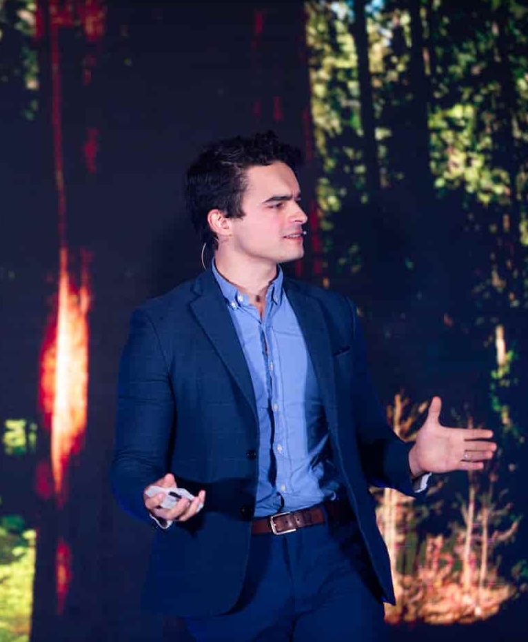 Portrait d'Isma mentaliste à paris.