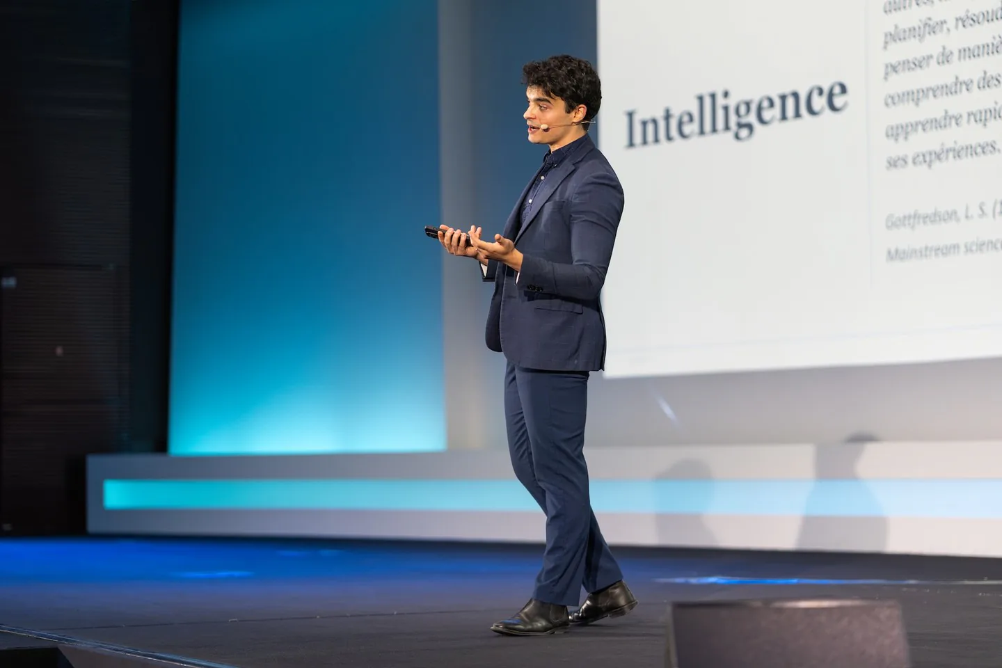 Isma Zmerli, magicien mentaliste et conférencier, sur scène lors d’une conférence sur l’intelligence