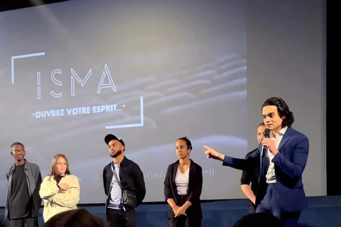 Isma Zmerli sur scène avec des volontaires pendant une conférence-spectacle