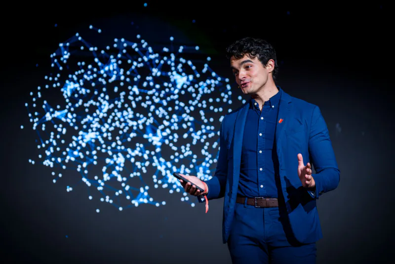 Isma Zmerli sur scène pendant une conférence sur l’intelligence artificielle