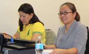 Students paying attention in class at computer.