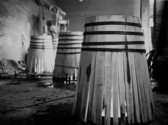 Toneles en proceso de fabricación.