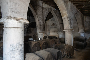 Arcos de bodega antigua.