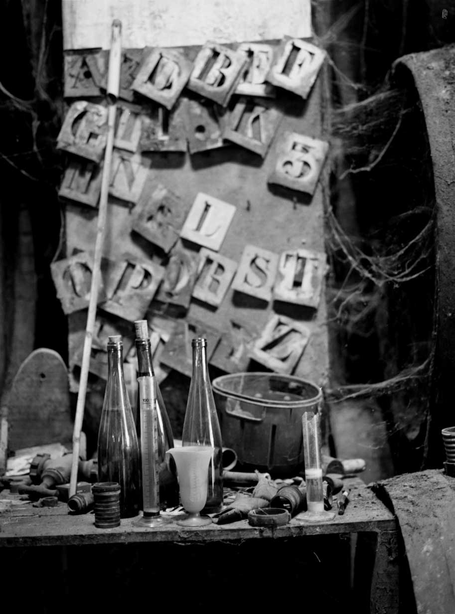 Botellas de vino y plantillas de letras en el fondo en blanco y negro.
