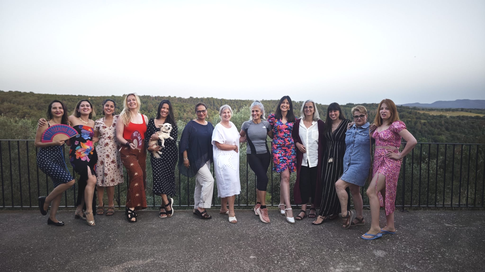 Las mujeres que asistieron a la Residencia posando ante la naturaleza, riendo.
