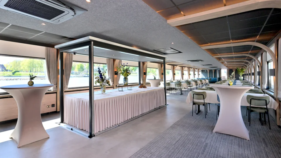 Foto's tonen de Nirvana, ons luxueuze partyschip waarop wij groepen van 60 tot 250 personen gastvrij kunnen onthalen.