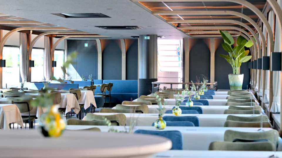 Foto's tonen de Nirvana, ons luxueuze partyschip waarop wij groepen van 60 tot 250 personen gastvrij kunnen onthalen.