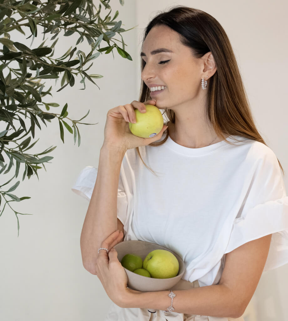Katerina Gorbacheva with fruit in hands.