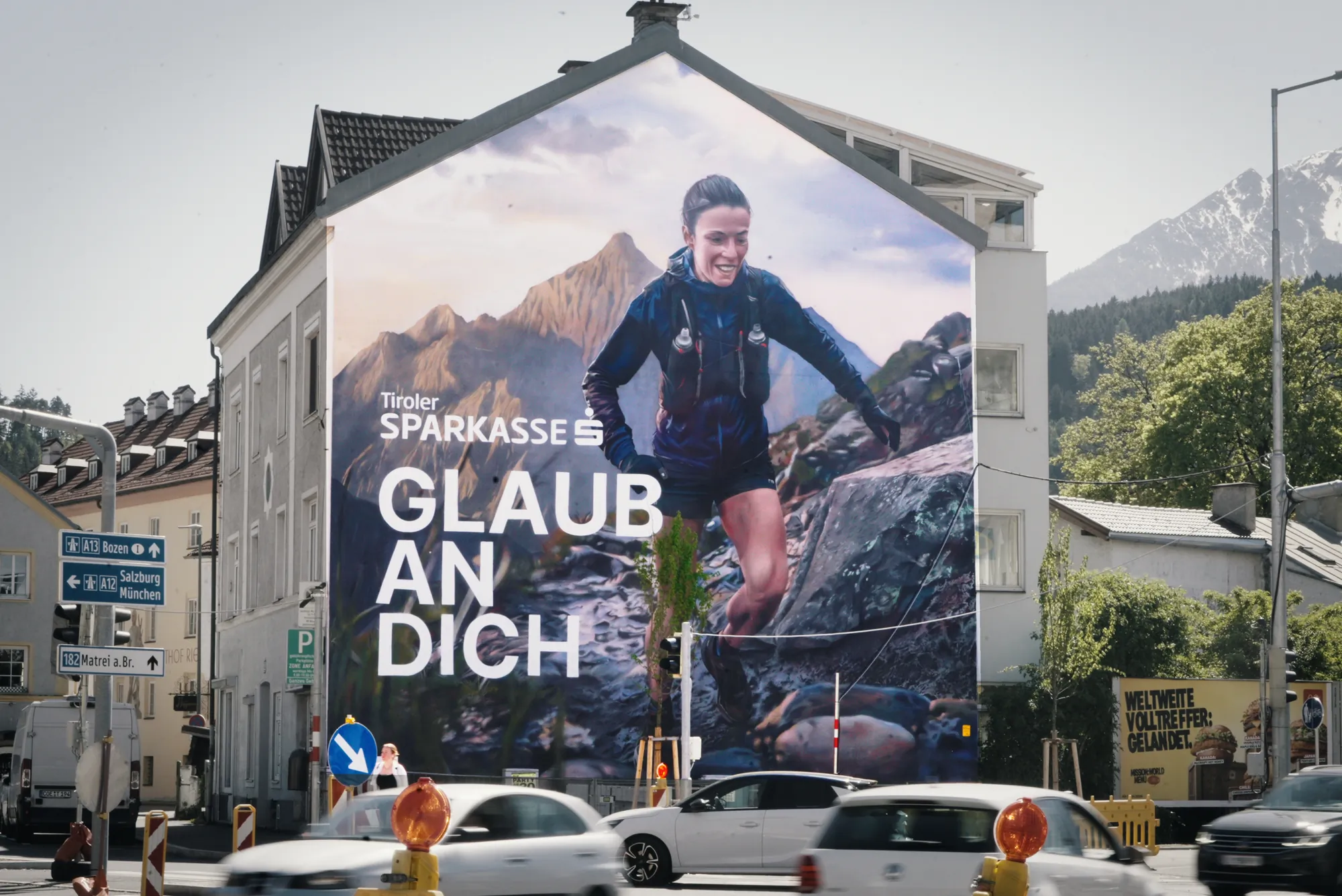 Sparkasse Mural zur Kampagne Glaub an dich in Innsbruck