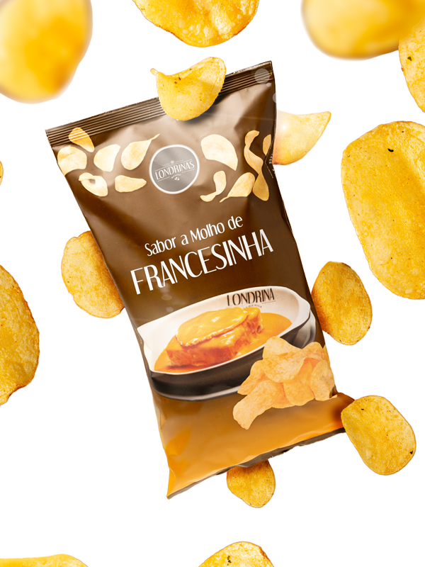 Pacote de batatas fritas sabor a molho de francesinha com fundo marrom e várias batatas fritas ao redor.