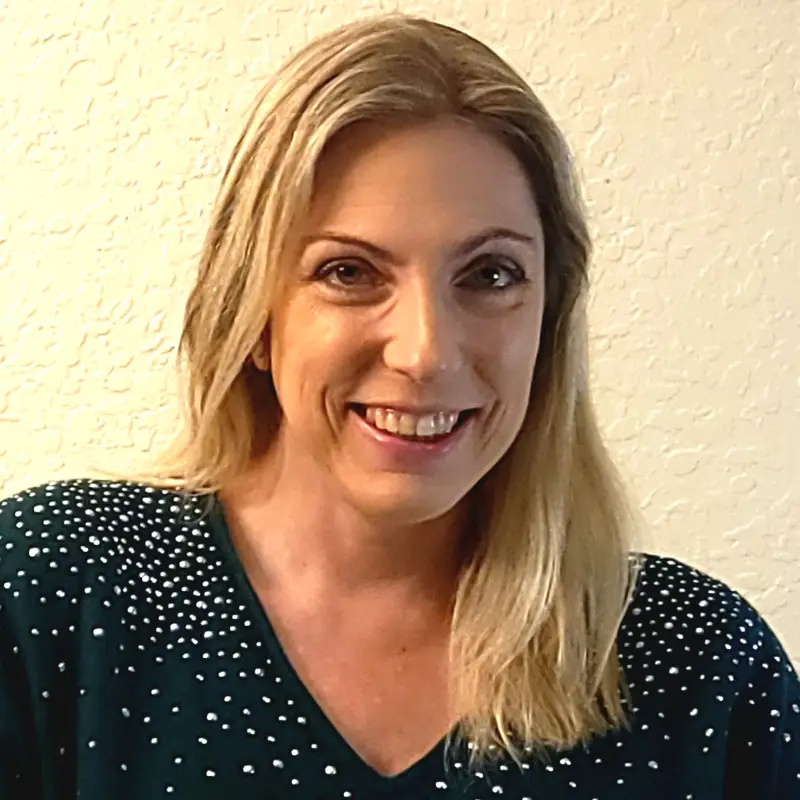 Headshot of Deirdre Knapp