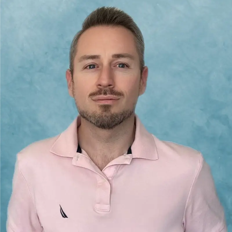 Headshot of Nicholas Bennett