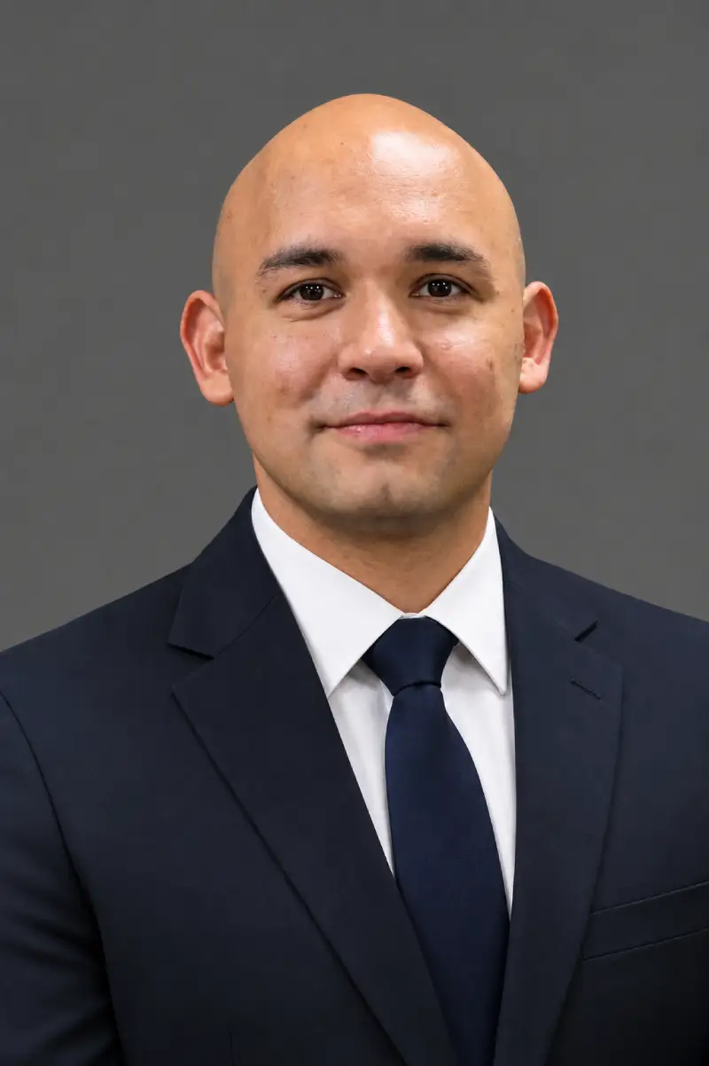 Headshot of Cruz Tovar