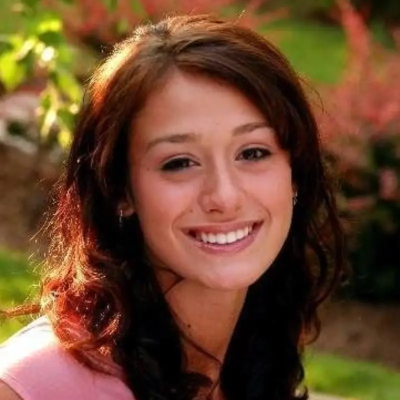 Headshot of Chelsey Vest
