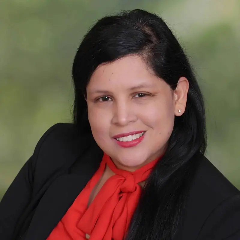 Headshot of Elizabeth Cash