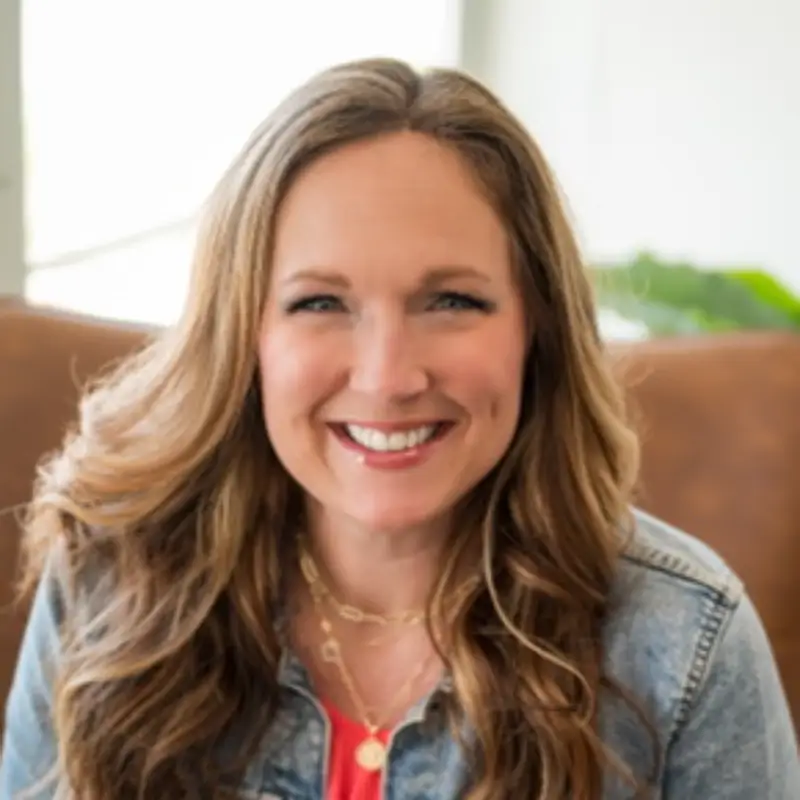 Headshot of Tracie Holder