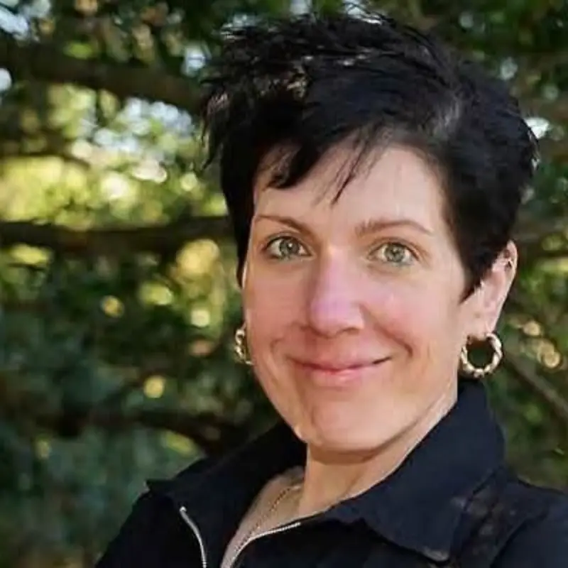 Headshot of Tammy Teneriello Combs