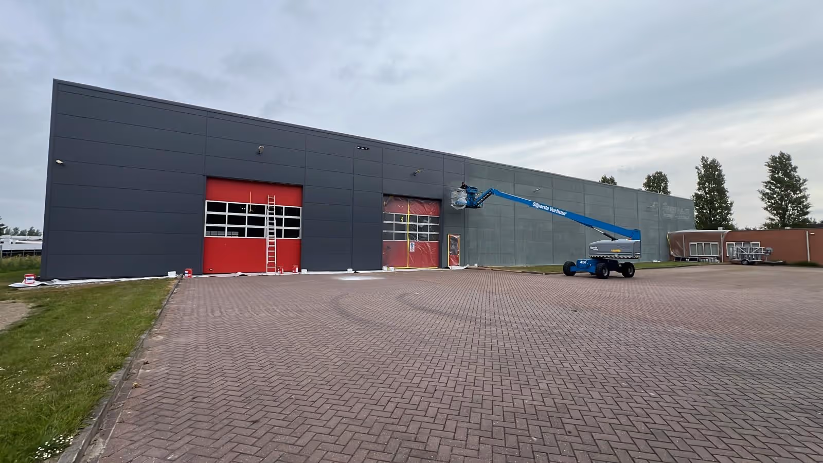 Lak spuiten op keukenkastjes voor een streeploze, duurzame afwerking door Bethlehem & Wijtzes
