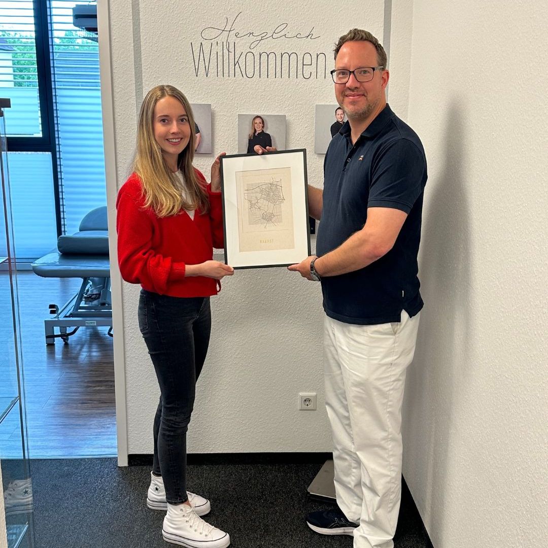 Madita Beeckmann übergibt die Kaarst-Grafik an Sebastian Lys. 