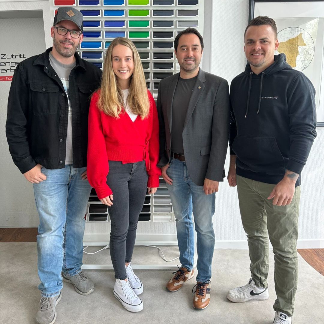 Das Team von Starfolierung gemeinsam mit der Wirtschaftsförderung im neuen Geschäft auf der Girmes-Kreuz-Straße.