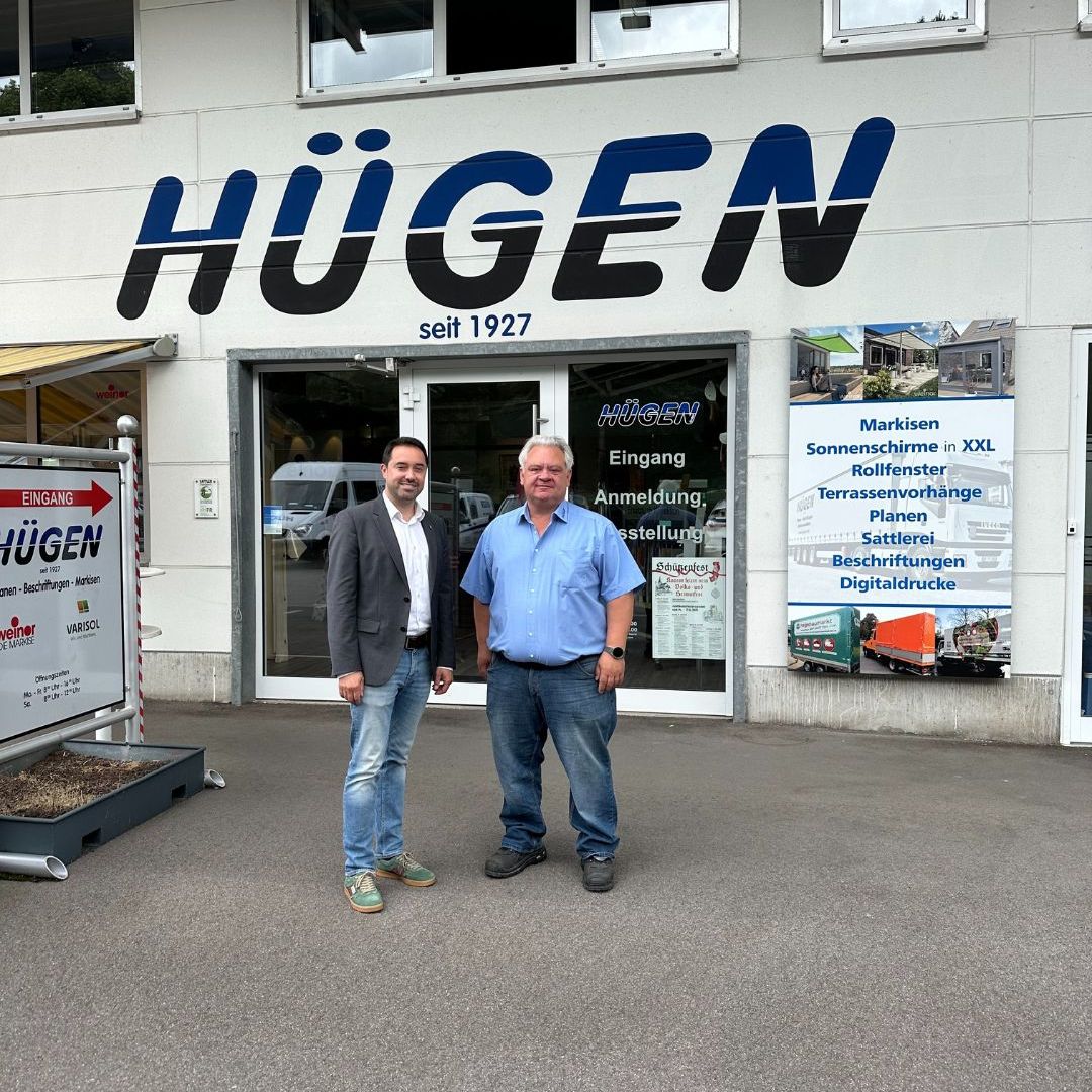 Felix Hemmer und Geschäftsführer Johannes Hügen vor dem Firmengebäude in Kaarst.