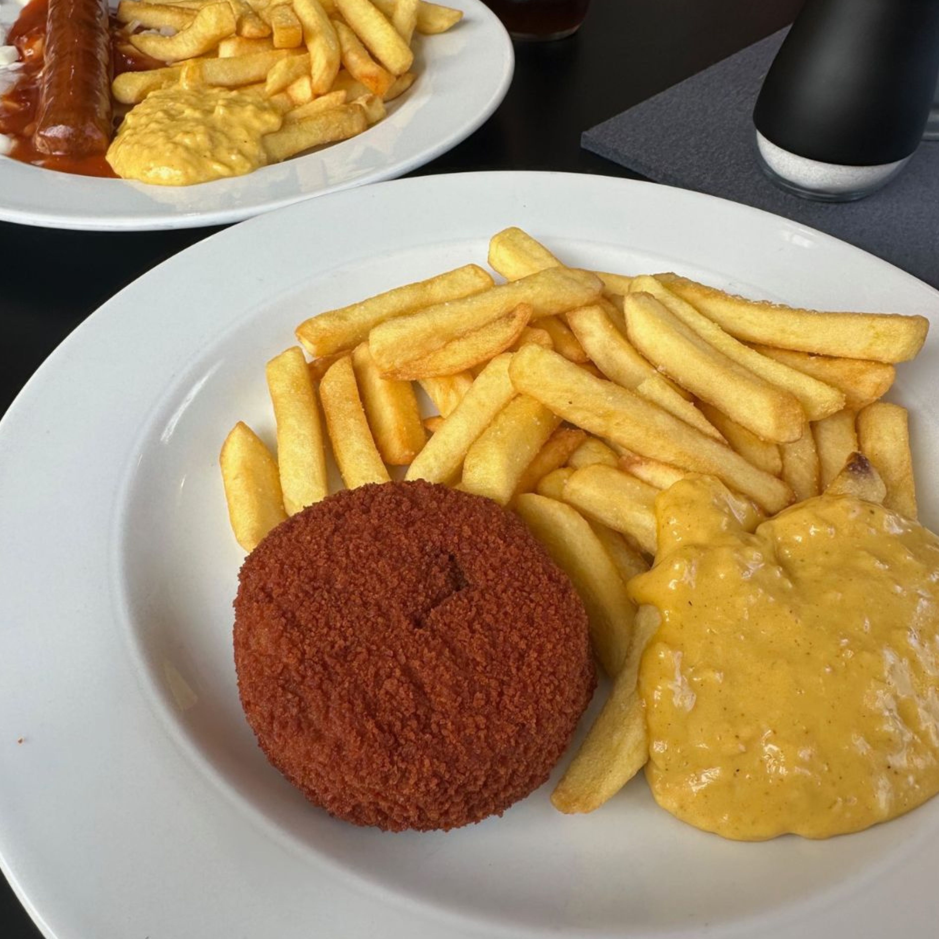 Wir hatten eine Bamischeibe mit Pommes. 