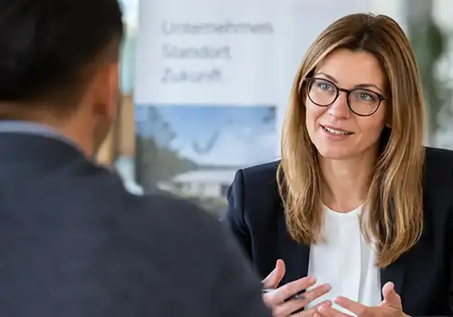 Beratungssitutation mit einer Frau und einem Mann