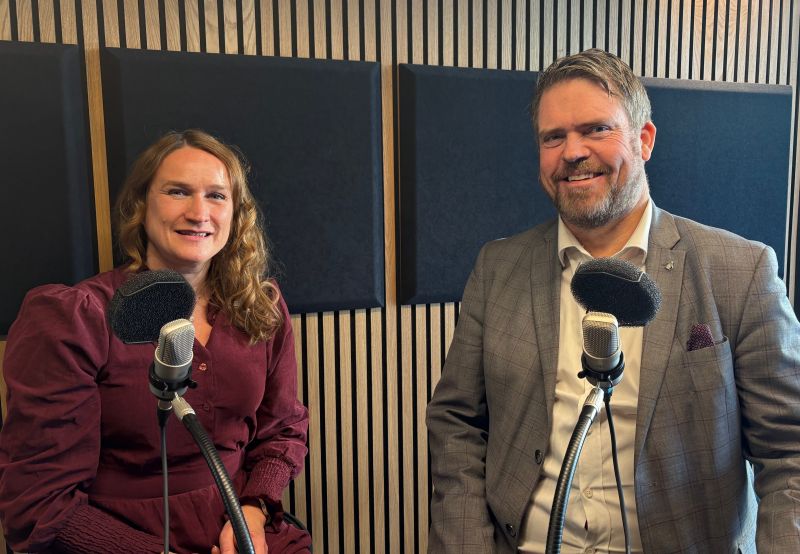 Kvinne og mann som ser inn i kamera