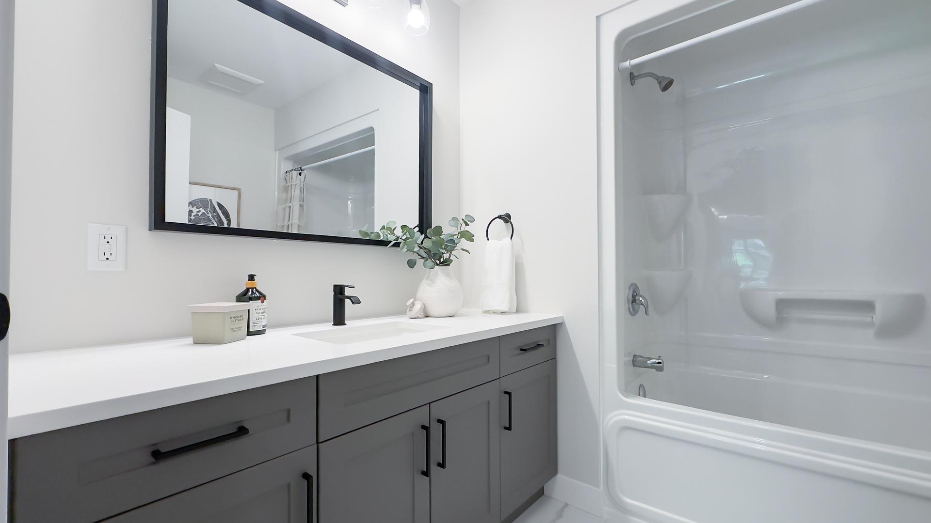 Modern Ensuite Bathroom with quartz countertop