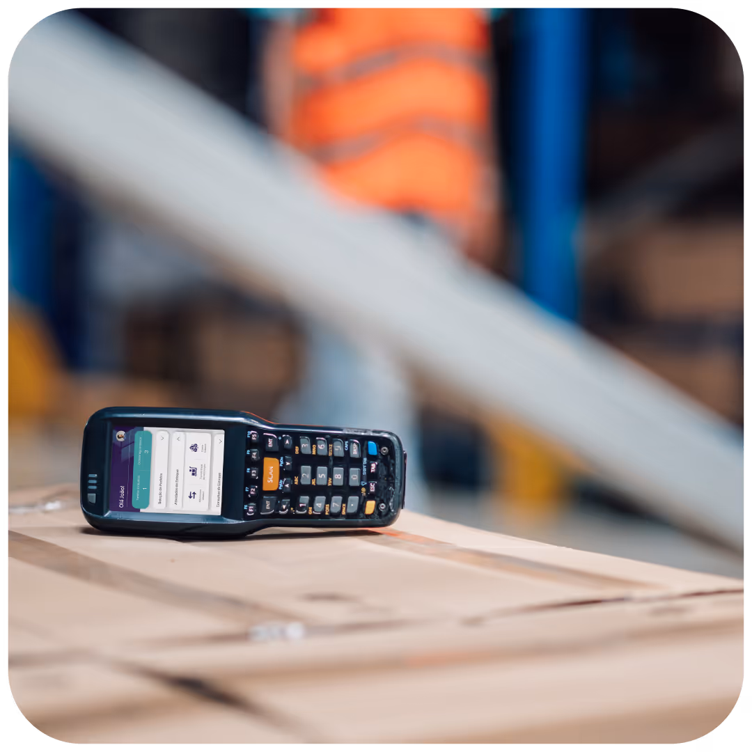 Imagem coletor de dados em cima da mesa no armazém