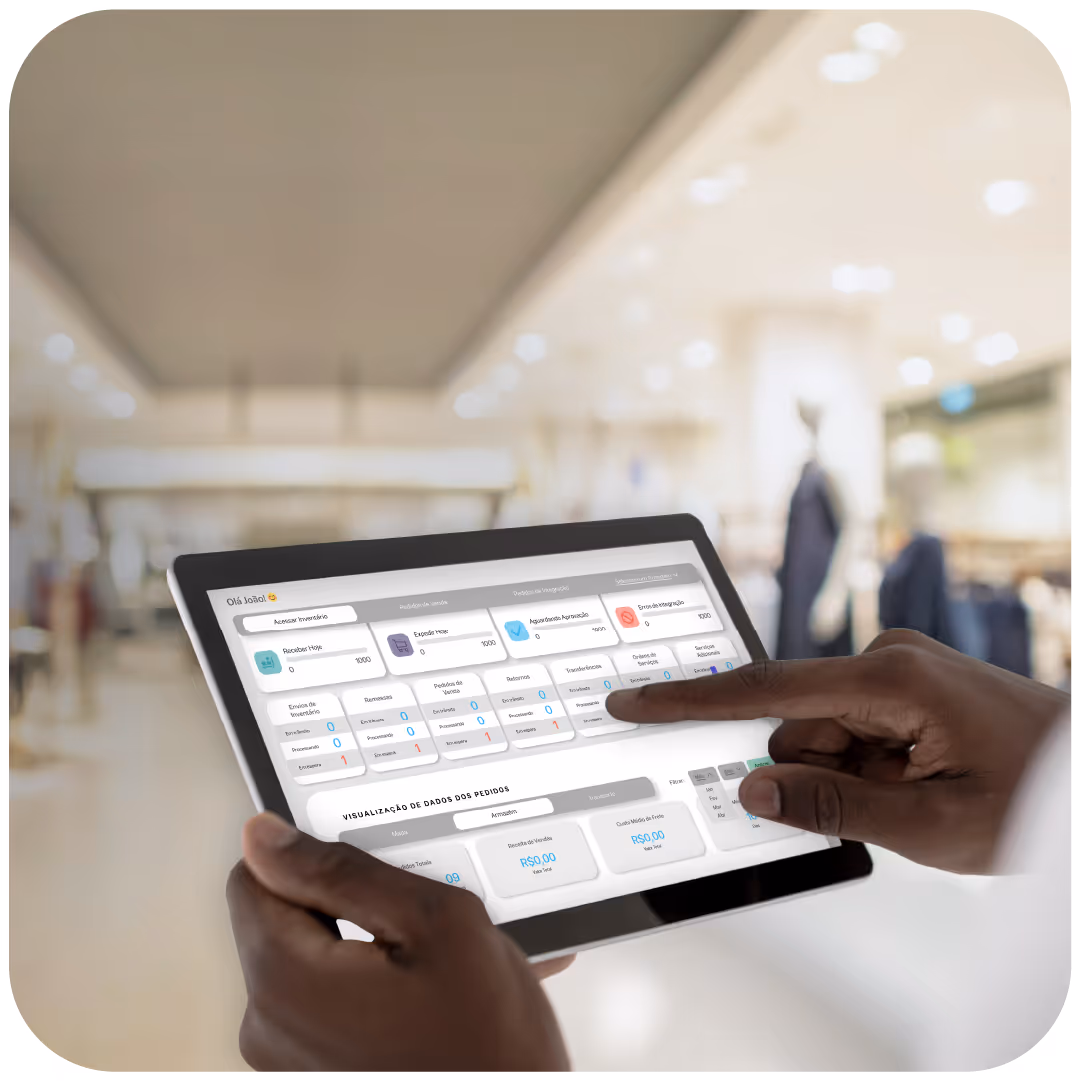 Imagem pessoa usando tablet com sistema da Stokki