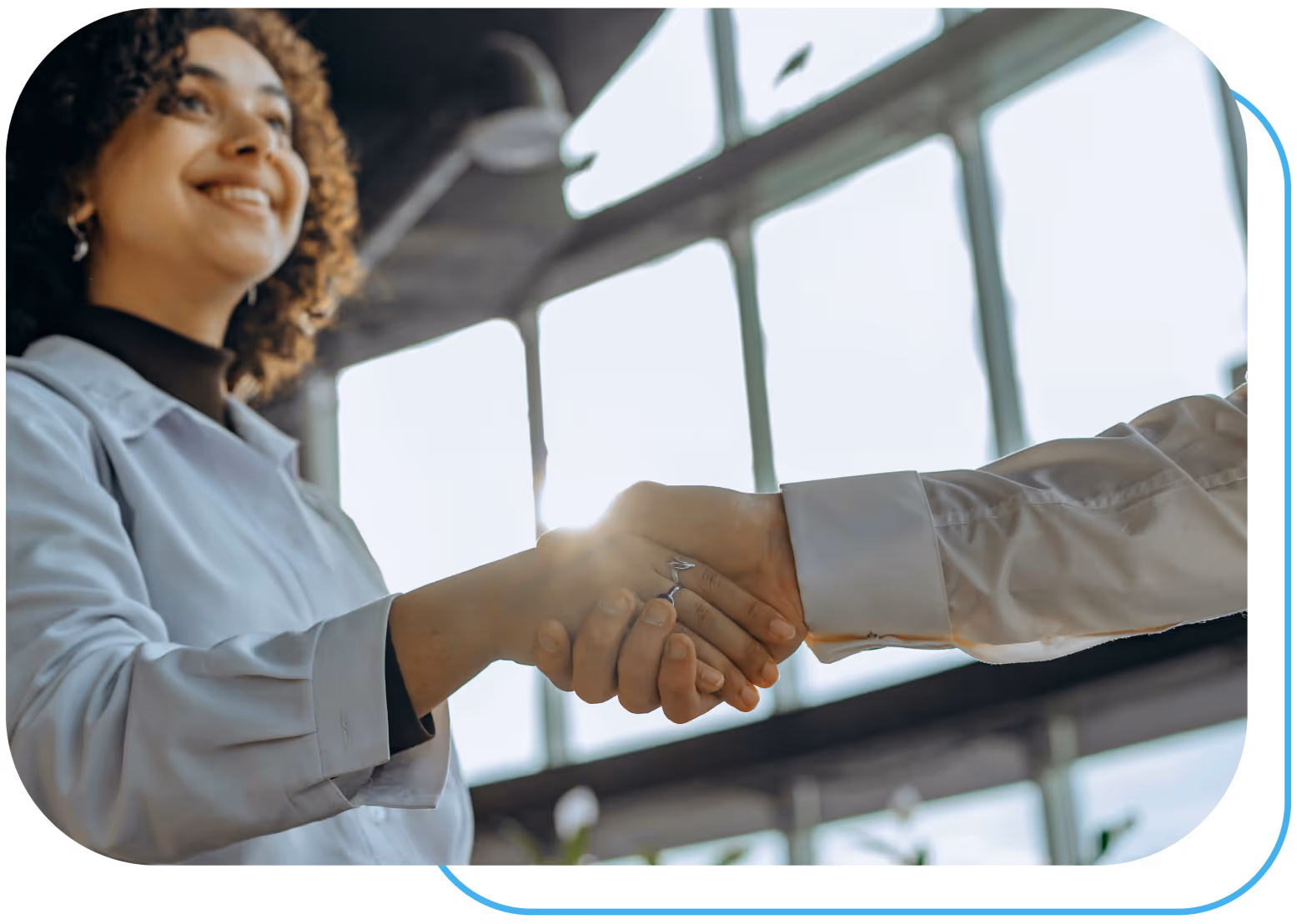 Imagem de pessoas se cumprimentando