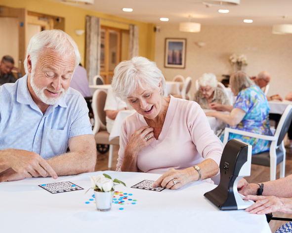 Elderly man and woman playing bingo — elk Marketing