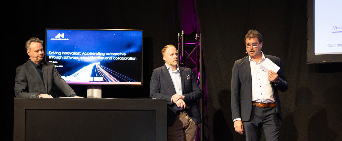 Die Voltaira Group, ein eMobility-Anbieter mit Sitz in Pfullingen, hat auf der Automotive Masterminds zusammen mit dem Softwareunternehmen ivoflow einen gemeinsamen Use Case vorgestellt.. Der Vortrag mit dem Titel „Catalyzing Change: Ein proaktiver Ansatz zur Transformation der Beschaffung mit integrierten Datenlösungen“ gab dem Fachpublikum einen Einblick in die Ausgangssituation der Voltaira-Gruppe, die Anforderungen an eine Softwarelösung für den strategischen Einkauf und die Ergebnisse, die der Einsatz der Software von ivoflow letztlich erzielte. Die Hybrid-Konferenz fand vom 5. bis 6. März in Berlin statt und brachte Entscheidungsträger und Branchenexperten aus der Automobilbranche zusammen.