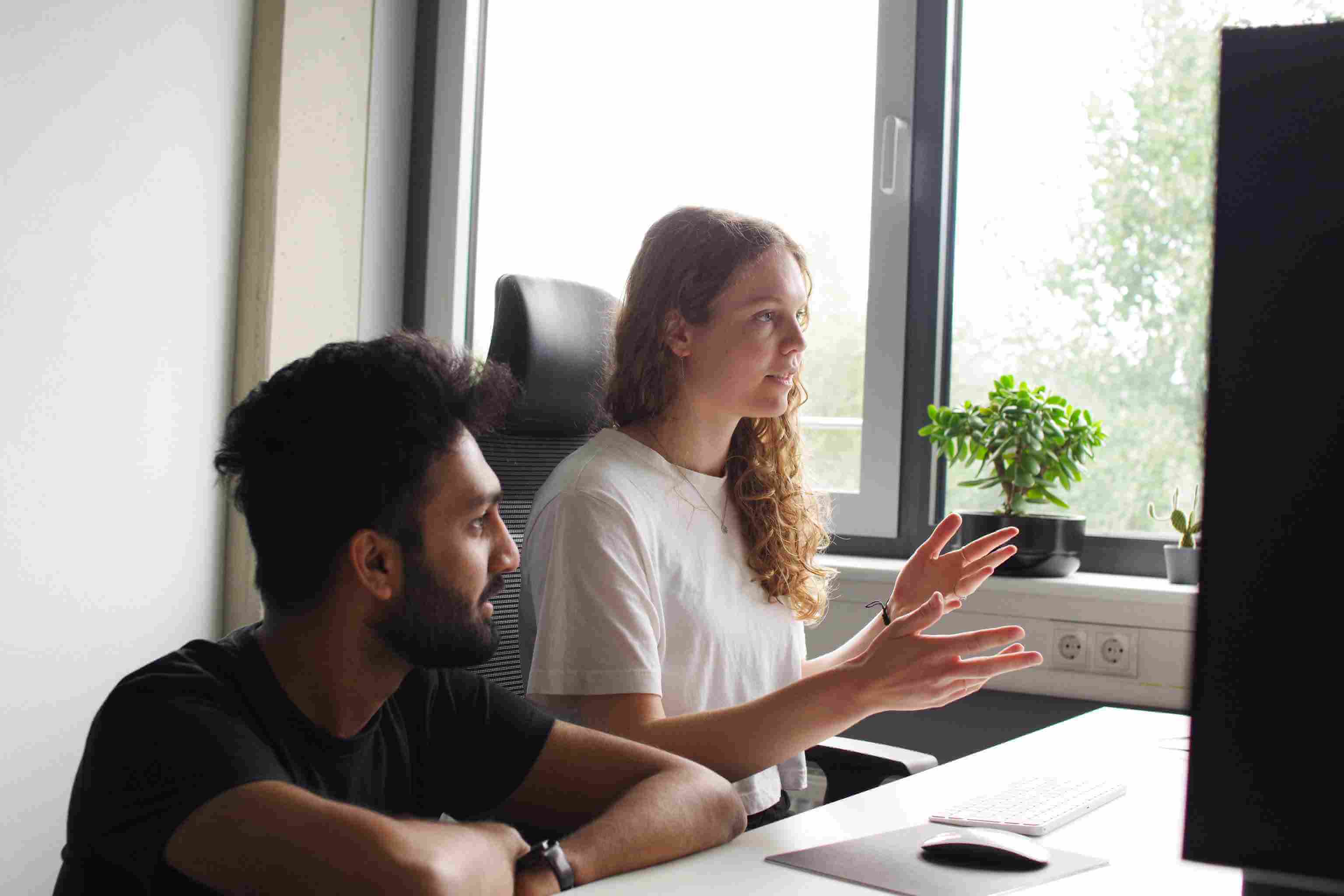 Dana Hartmann explains something