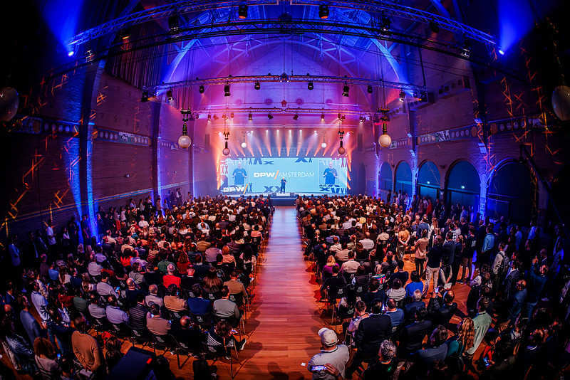 Ein Auftritt auf einer Bühne mit einem Publikum