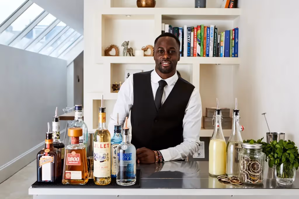 5 Reasons To Hire a Mixologist for Your NYE Party 