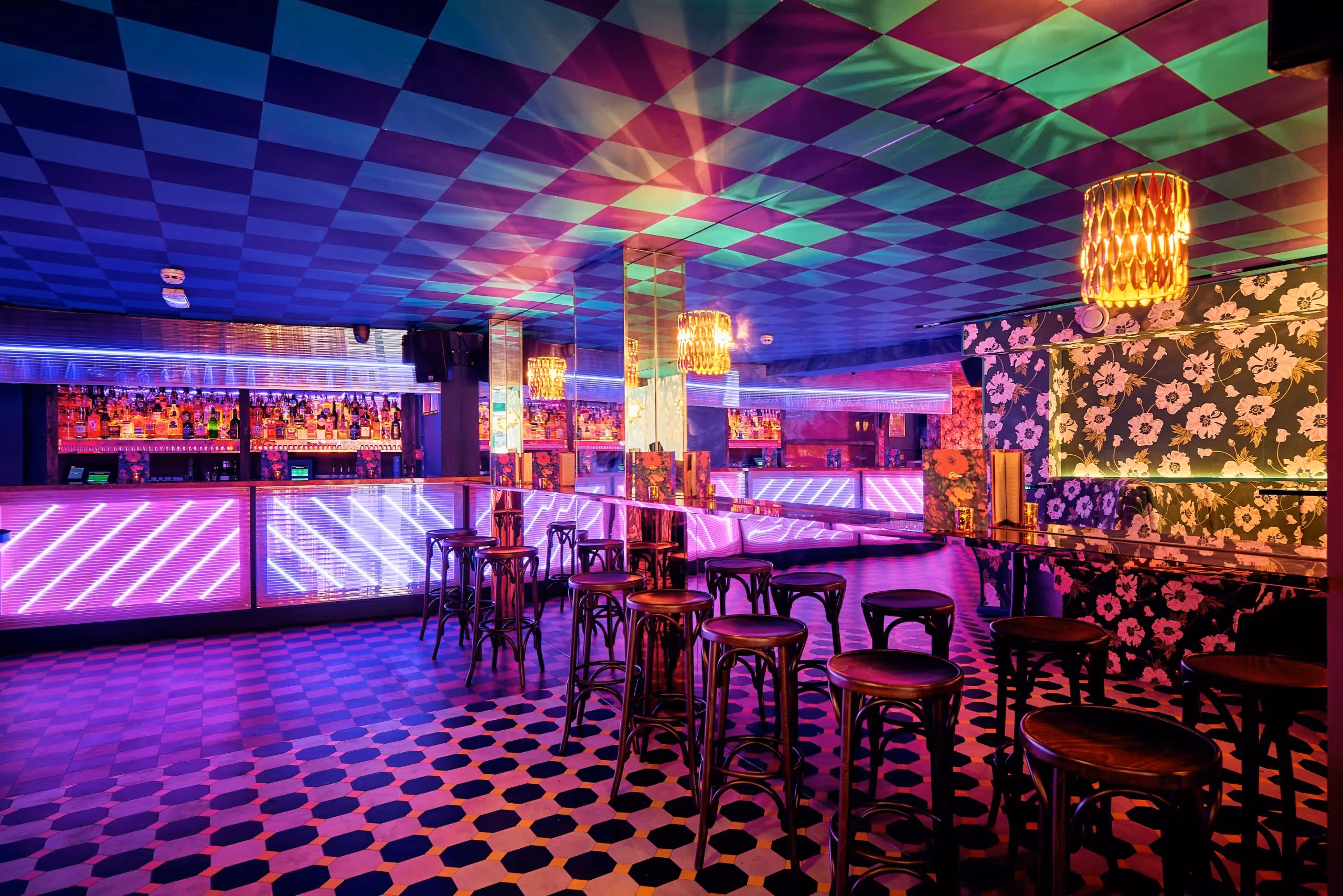 Best Cocktail Bars in Central London: A Guide to the Top Spots for Drinks