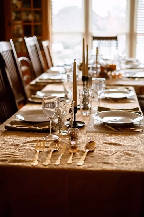 No-Materials Dinner Party Games for Adults: Fun Ideas for Entertaining Guests